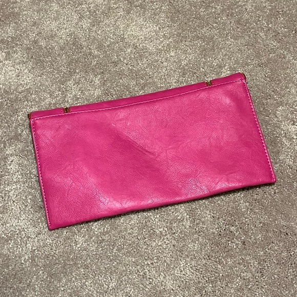Pink clutch/purse. Snap closure. Gold shoulder removable chain. Zipper design - Picture 6 of 8